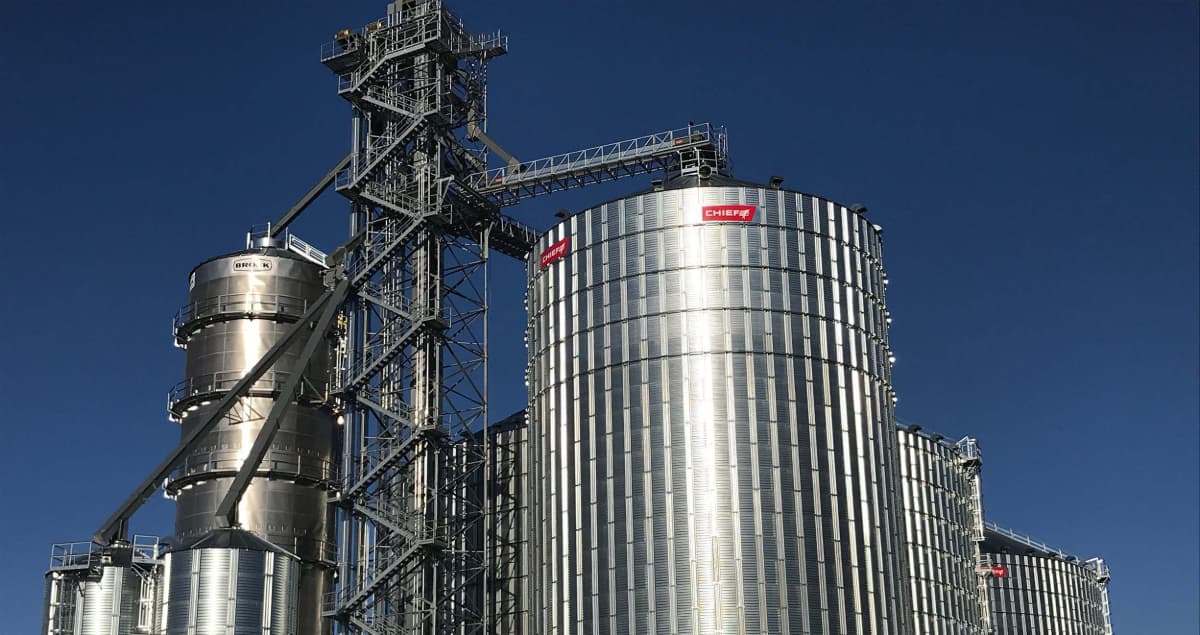 Common Grain Bin Sizes and Their Approximate Capacities Low-angle view of a Chief Agri commercial grain bin.