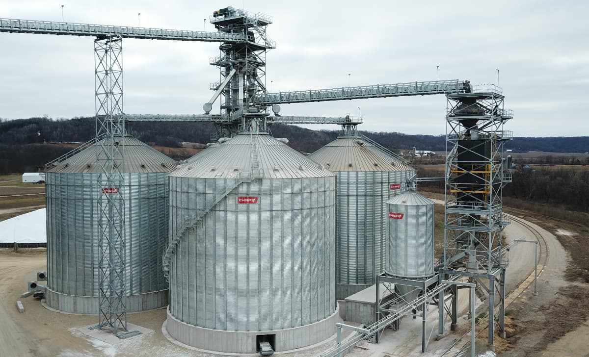 Chief Agri bins and hopper bin-moisture-management Large grain bins and a grain hopper by Chief Agri.